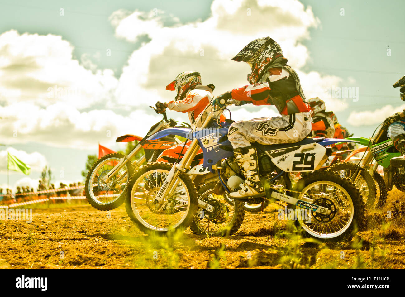 Kaukasische Motocross Biker fahren auf der Rennstrecke Stockfoto