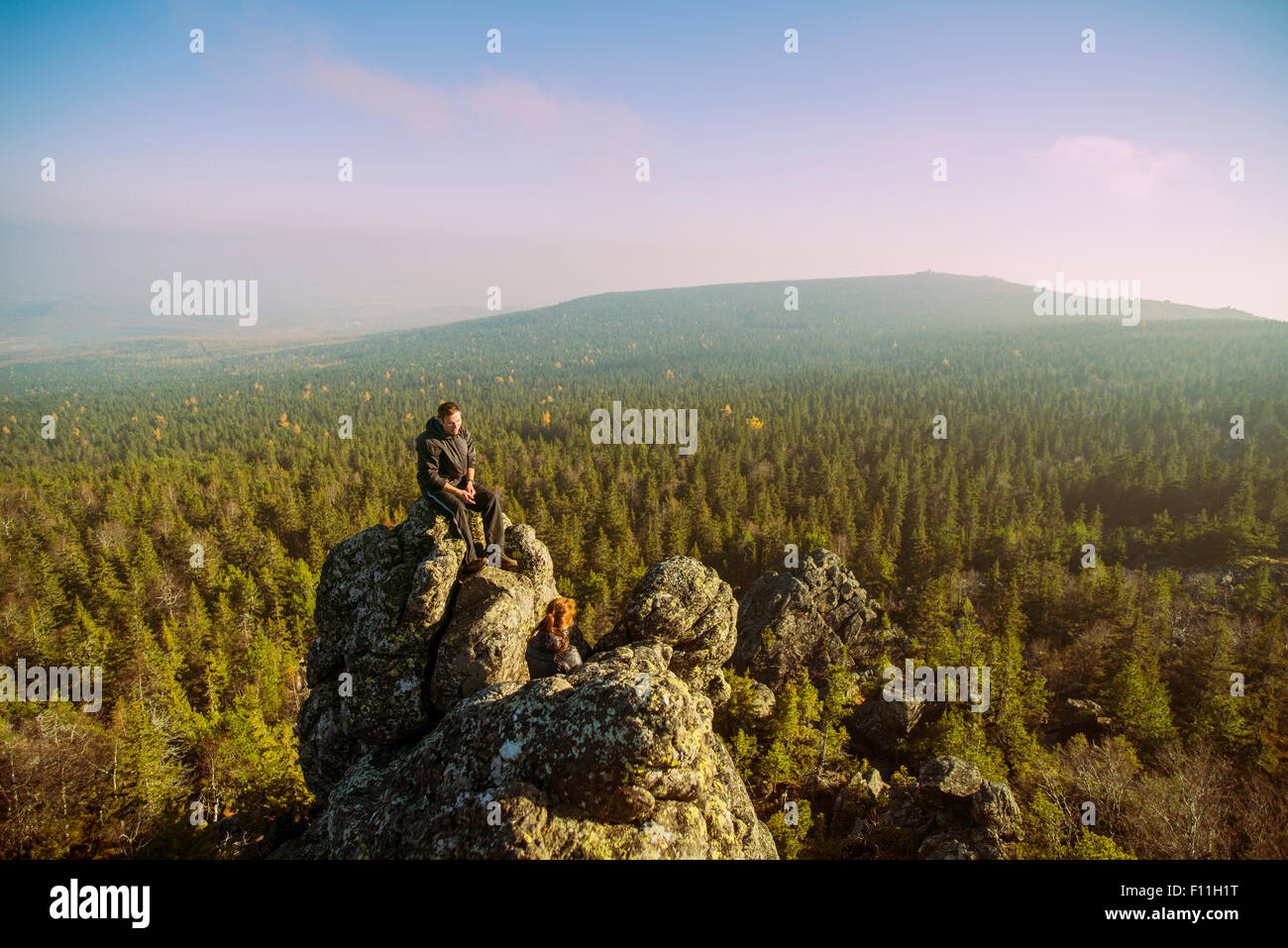 Kaukasische Wanderer bewundern Blick vom entfernten Felsformation Stockfoto