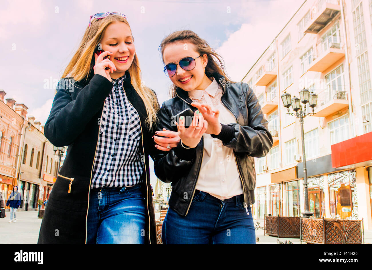 Frauen, die Nutzung von Mobiltelefonen in Stadt Stockfoto