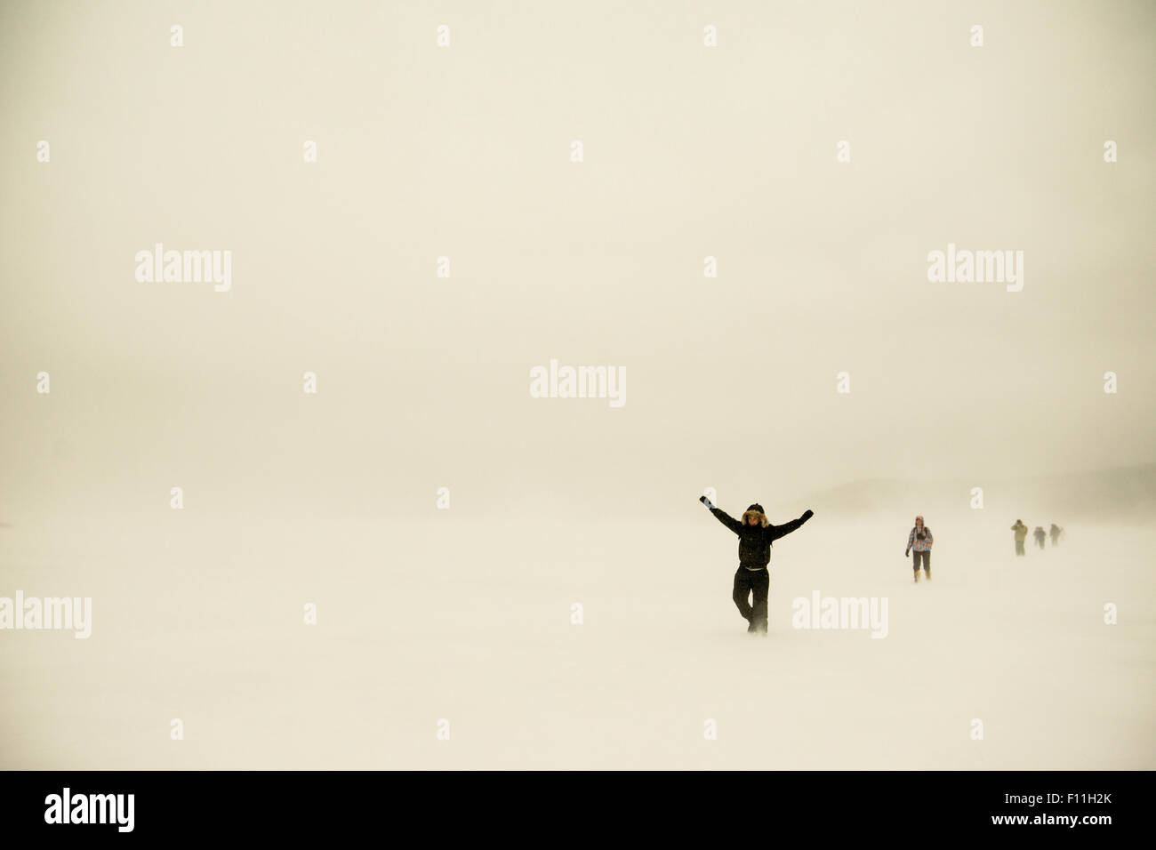 Kaukasische Wanderer gehen auf verschneiten abgelegenen Gebiet Stockfoto