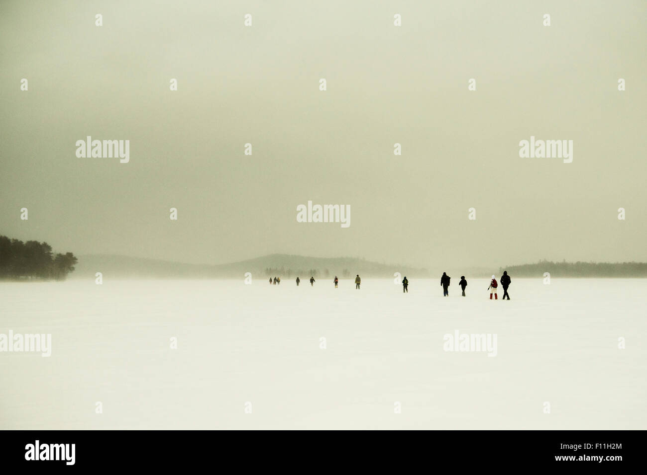 Kaukasische Wanderer gehen auf verschneiten abgelegenen Gebiet Stockfoto