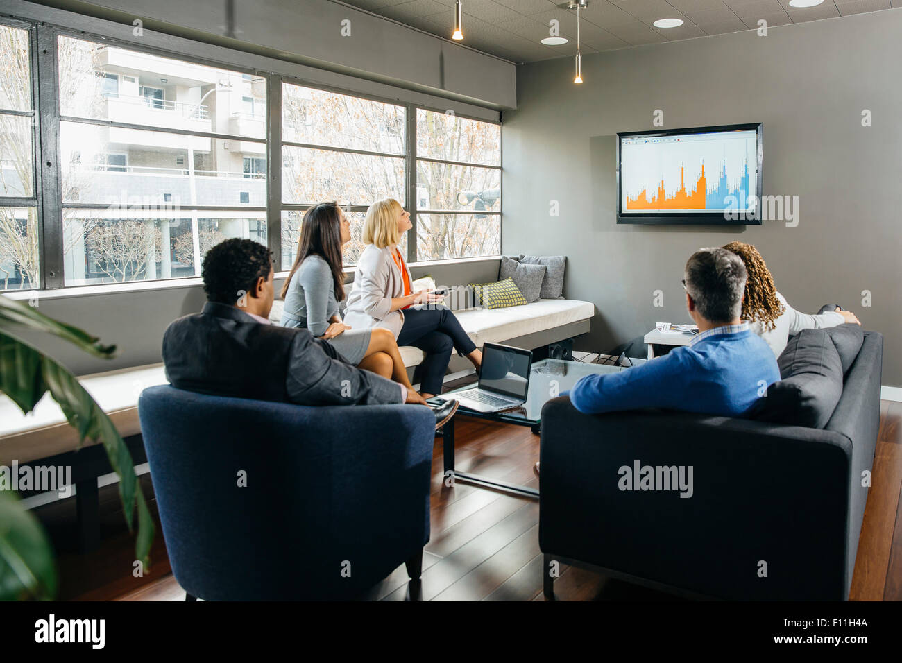 Geschäftsleute, die Präsentation im Büro lounge Stockfoto