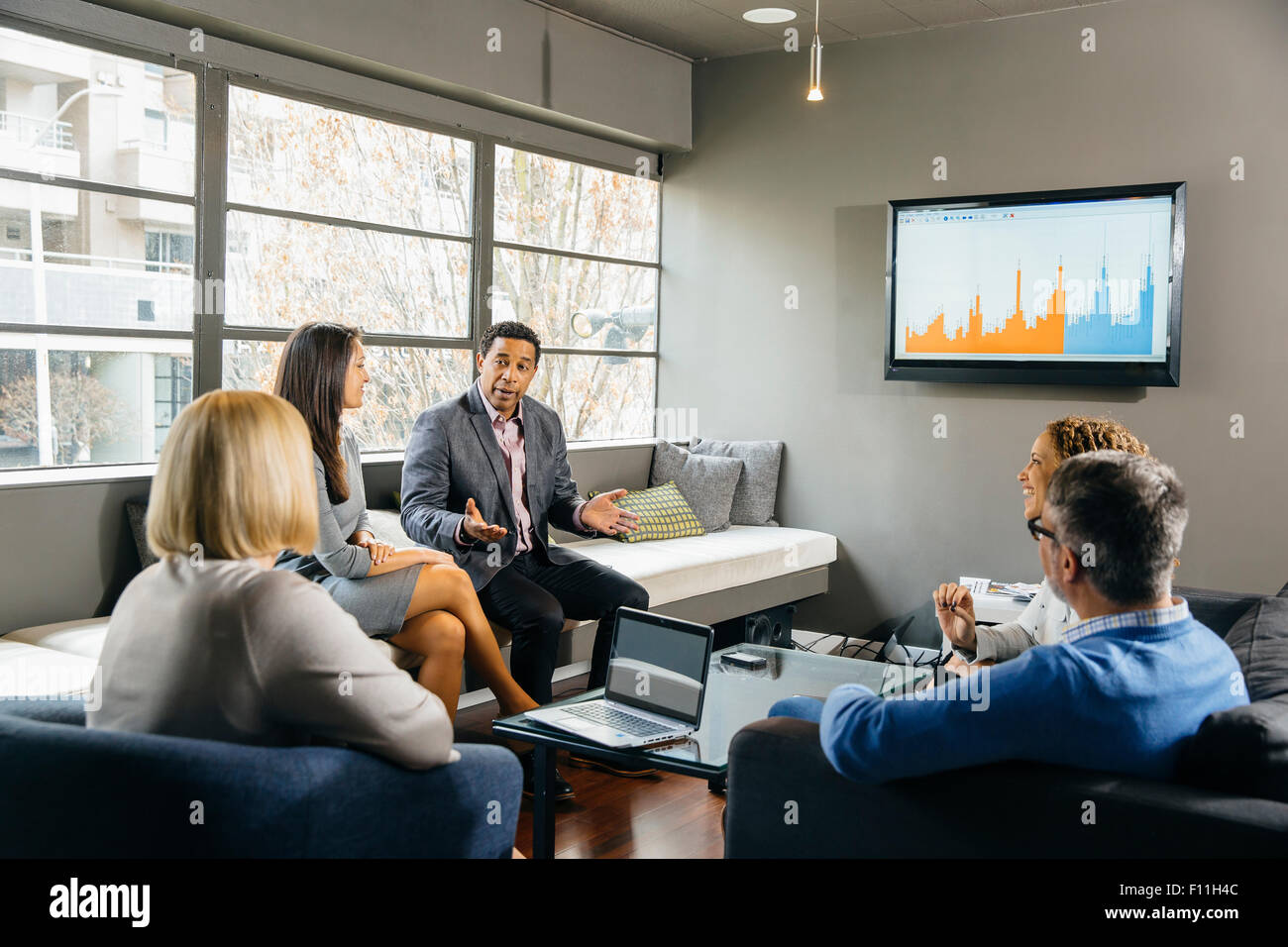 Geschäftsleute mit Treffen in Büro lounge Stockfoto