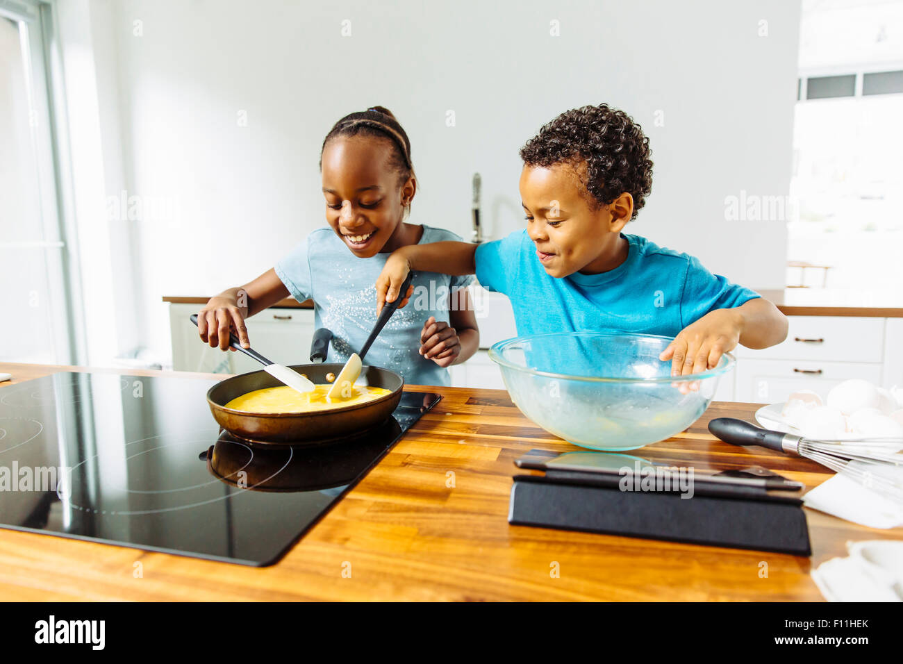 Bruder und Schwester Kochen Frühstück in der Küche Stockfoto