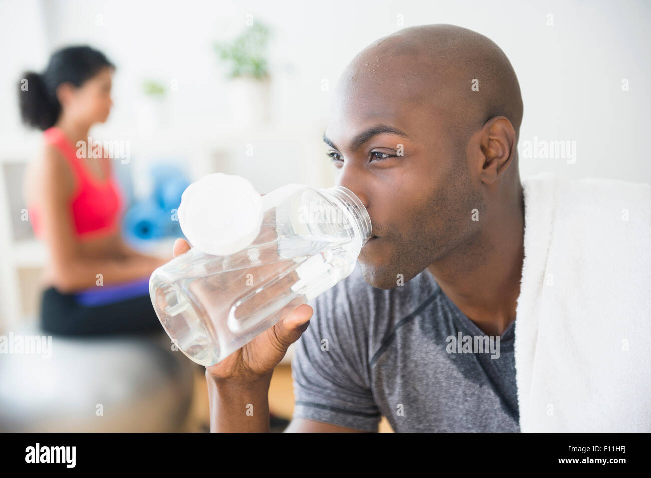 Nahaufnahme eines Mannes Trinkwasser Flasche Stockfoto