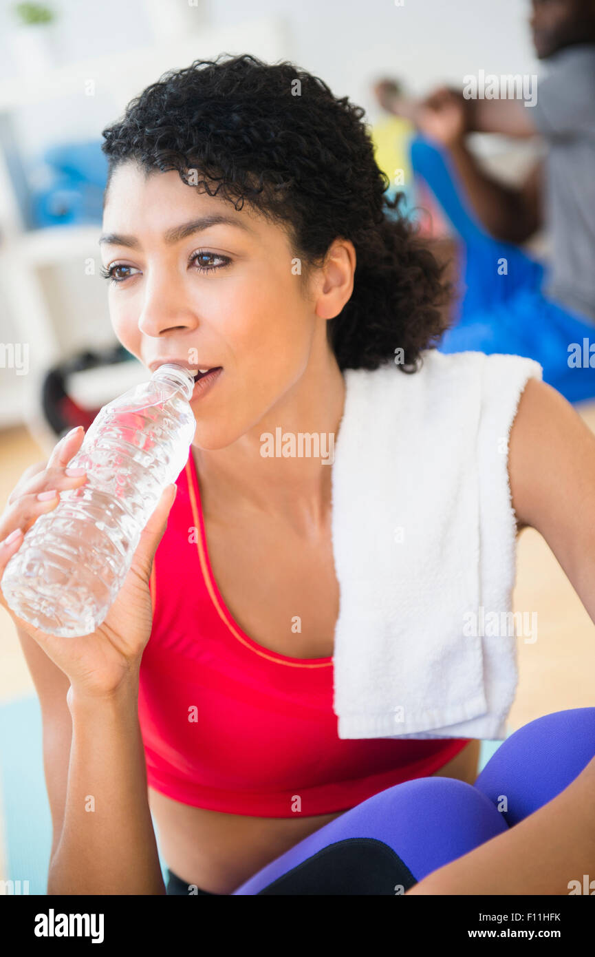 Nahaufnahme von Frau Trinkwasser Flasche im Fitness-Studio Stockfoto