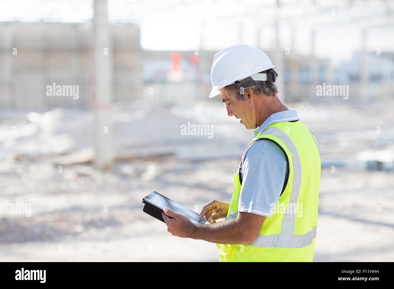 Kaukasische Architekt mit digital-Tablette auf Baustelle Stockfoto