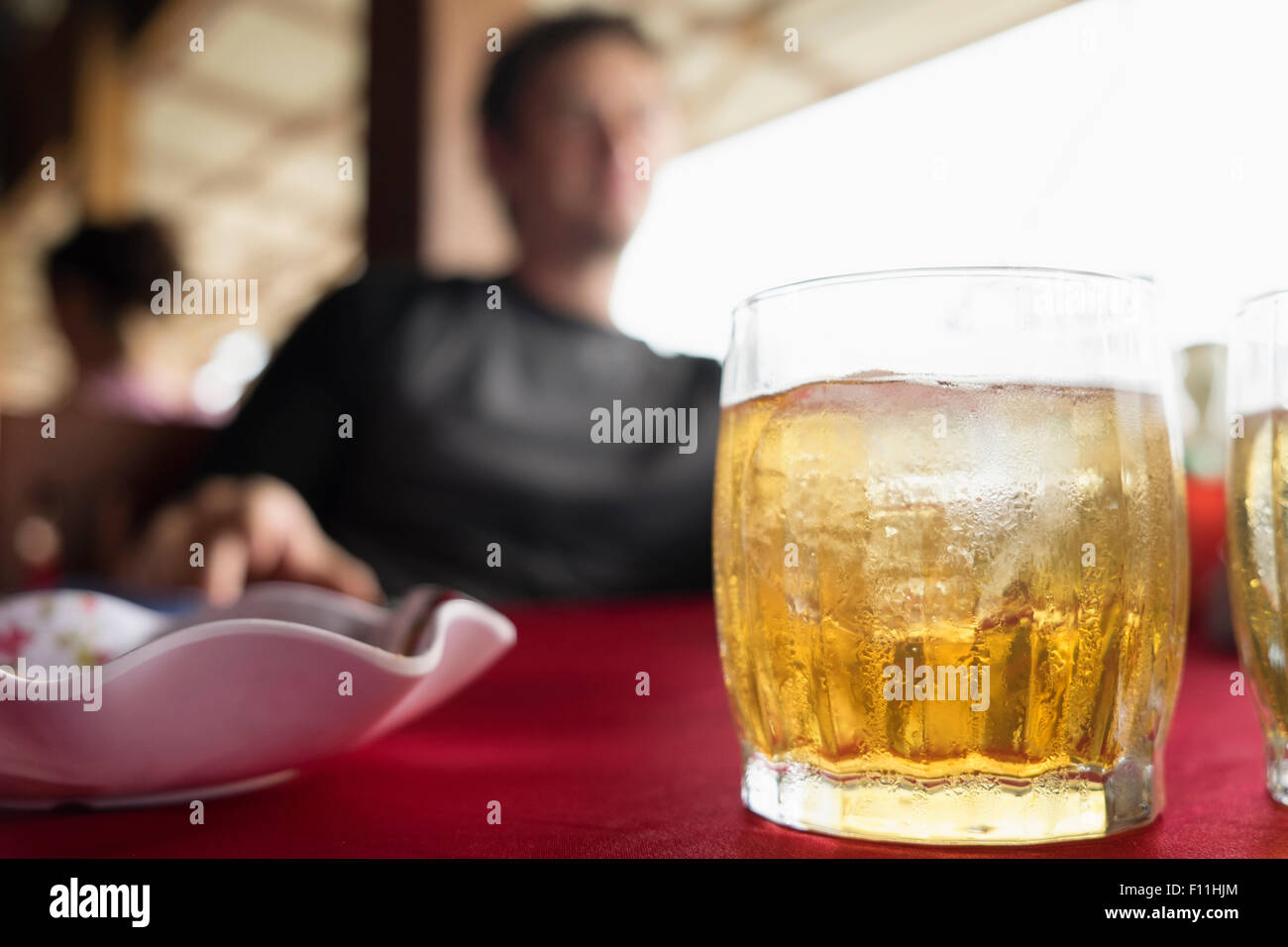 Nahaufnahme von Wasser Sicke auf cocktail-Glas im restaurant Stockfoto