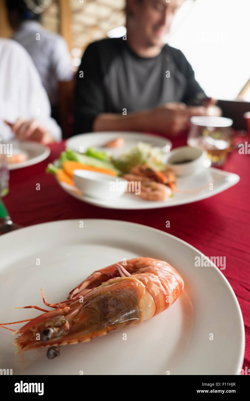 Nahaufnahme von Teller mit Garnelen auf Tisch im restaurant Stockfoto