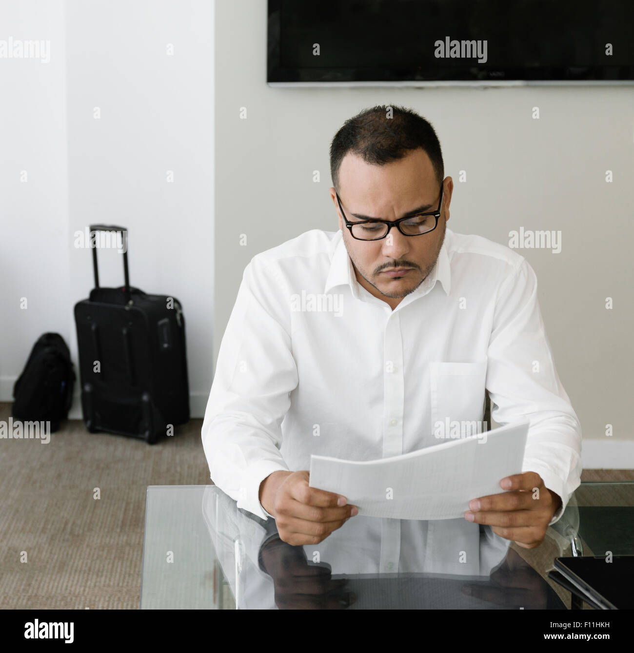 Hispano-Amerikaner Geschäftsmann lesen Papierkram im Büro Stockfoto