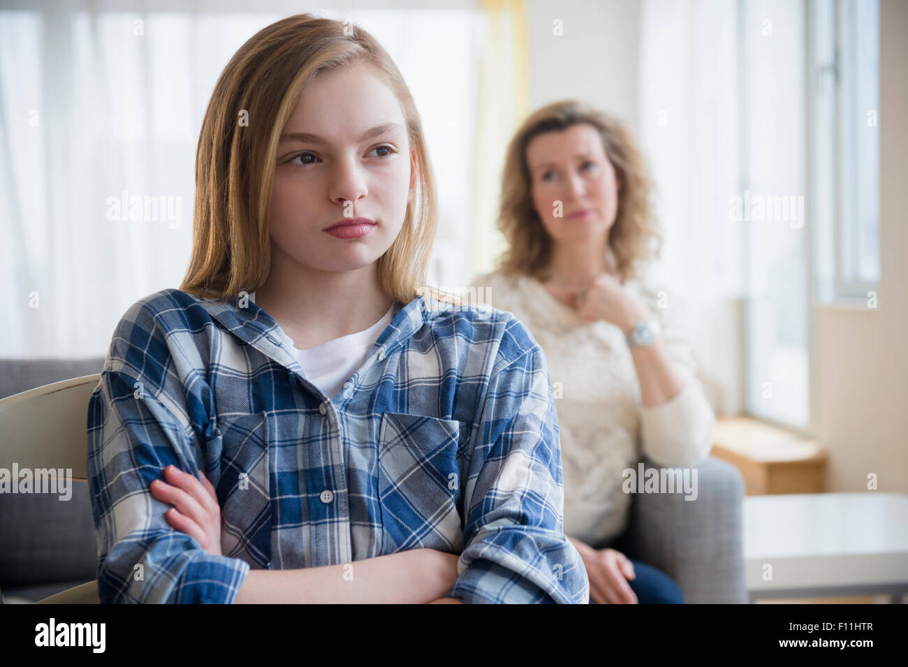 Kaukasische Mutter und Tochter streiten im Wohnzimmer Stockfoto