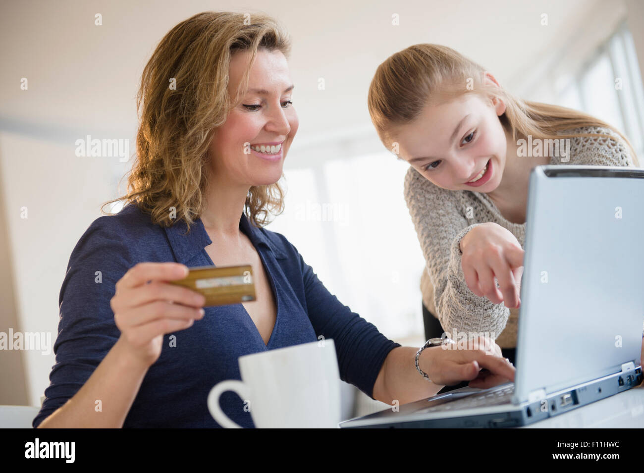 Kaukasische Mutter und Tochter, Online-shopping Stockfoto