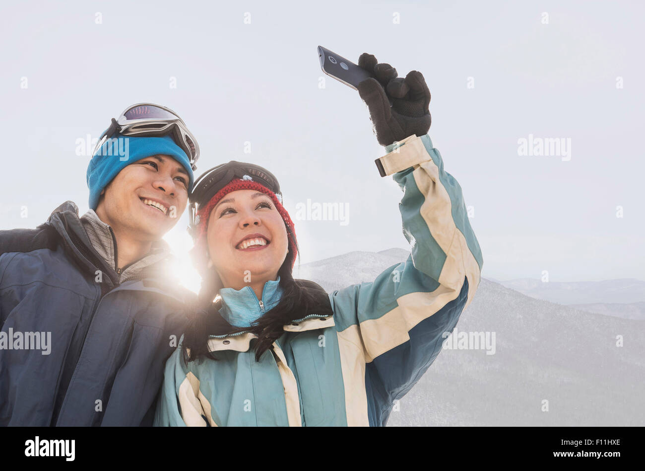 Paar im Winter Kleidung nehmen Selfie in der Nähe von Berg Stockfoto