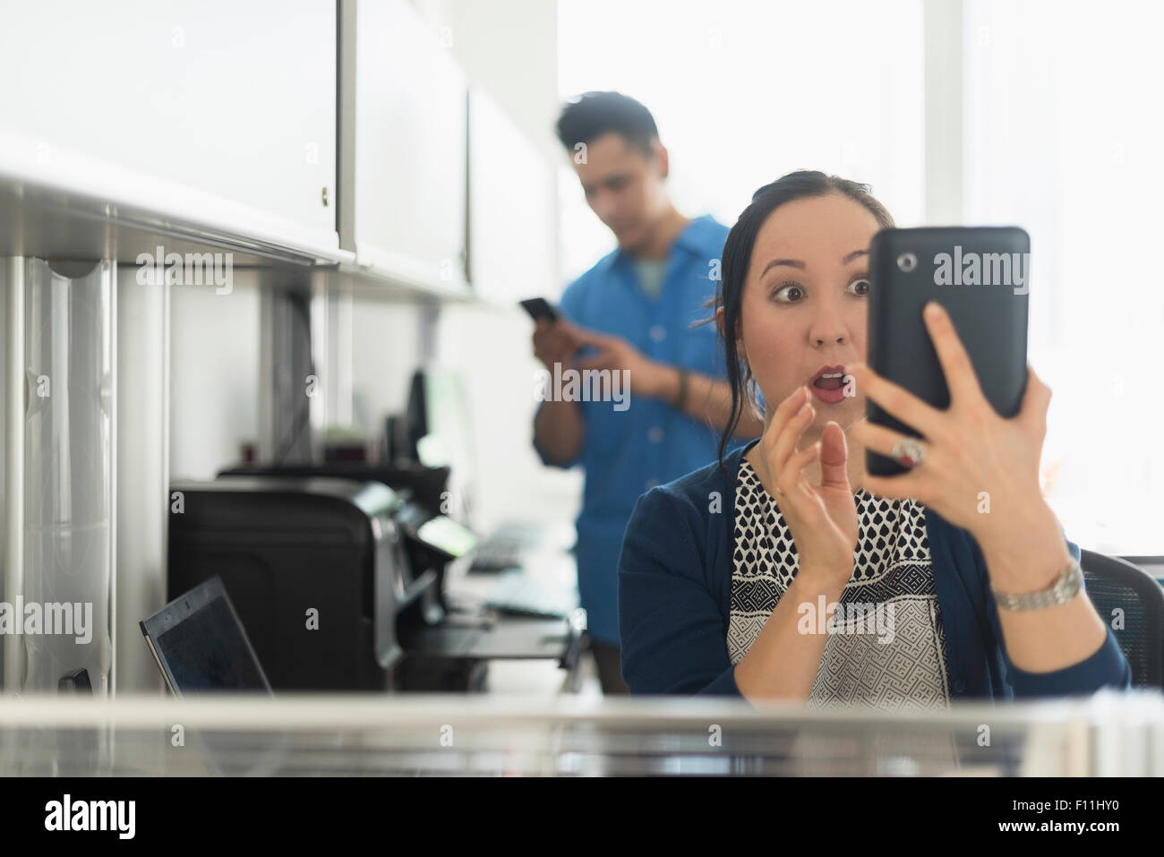 Überrascht, Geschäftsfrau, die mit digital-Tablette in office Stockfoto