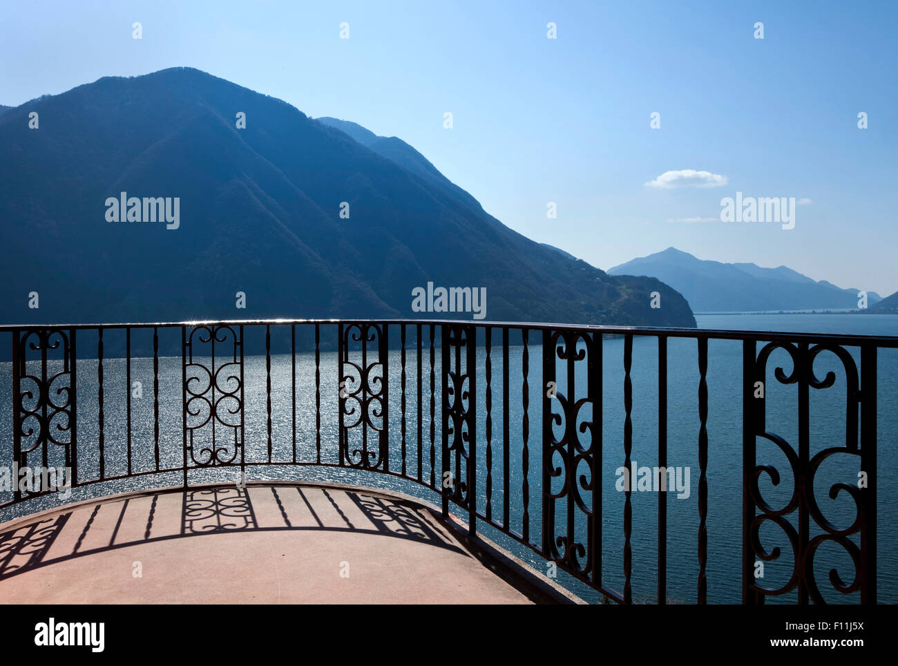 Villa Balkon, Blick See Stockfoto
