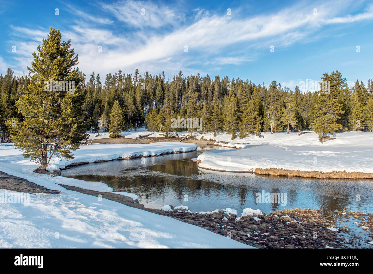 Verschneite Felder und Hügel in der Nähe von remote-stream Stockfoto