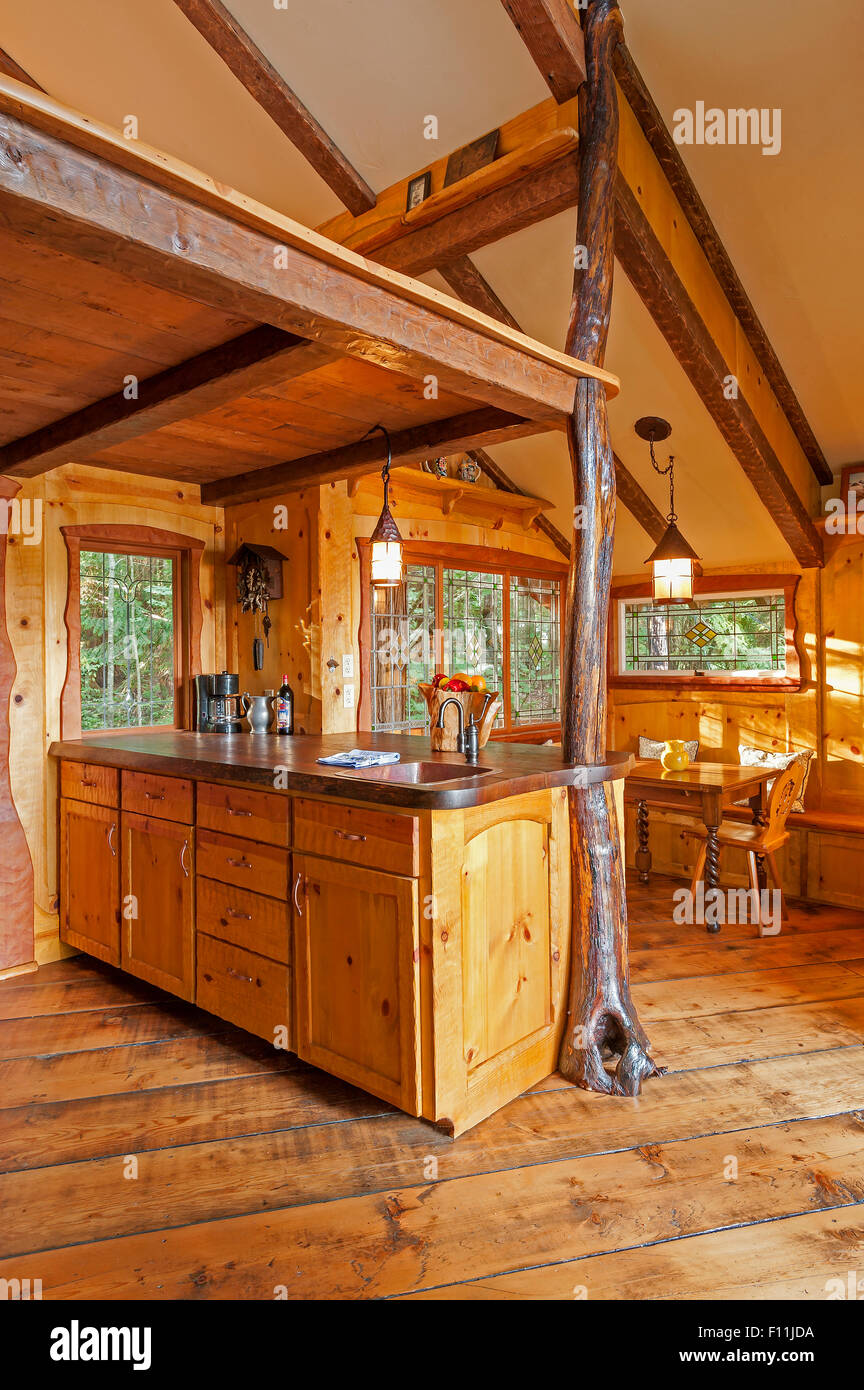 Küche und Loft in Baum-Holzhaus Stockfoto