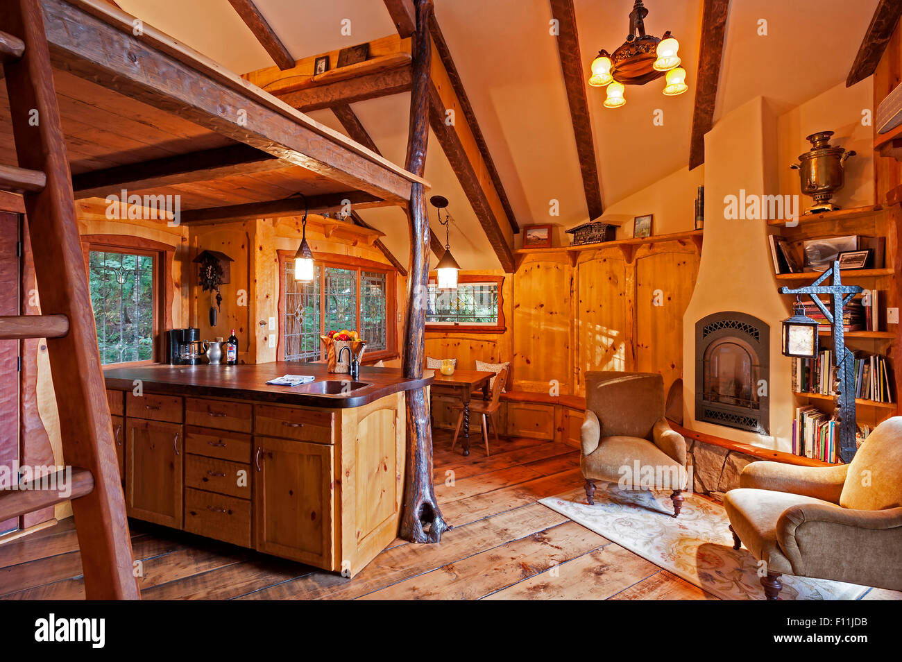 Küche und Loft in Baum-Holzhaus Stockfoto