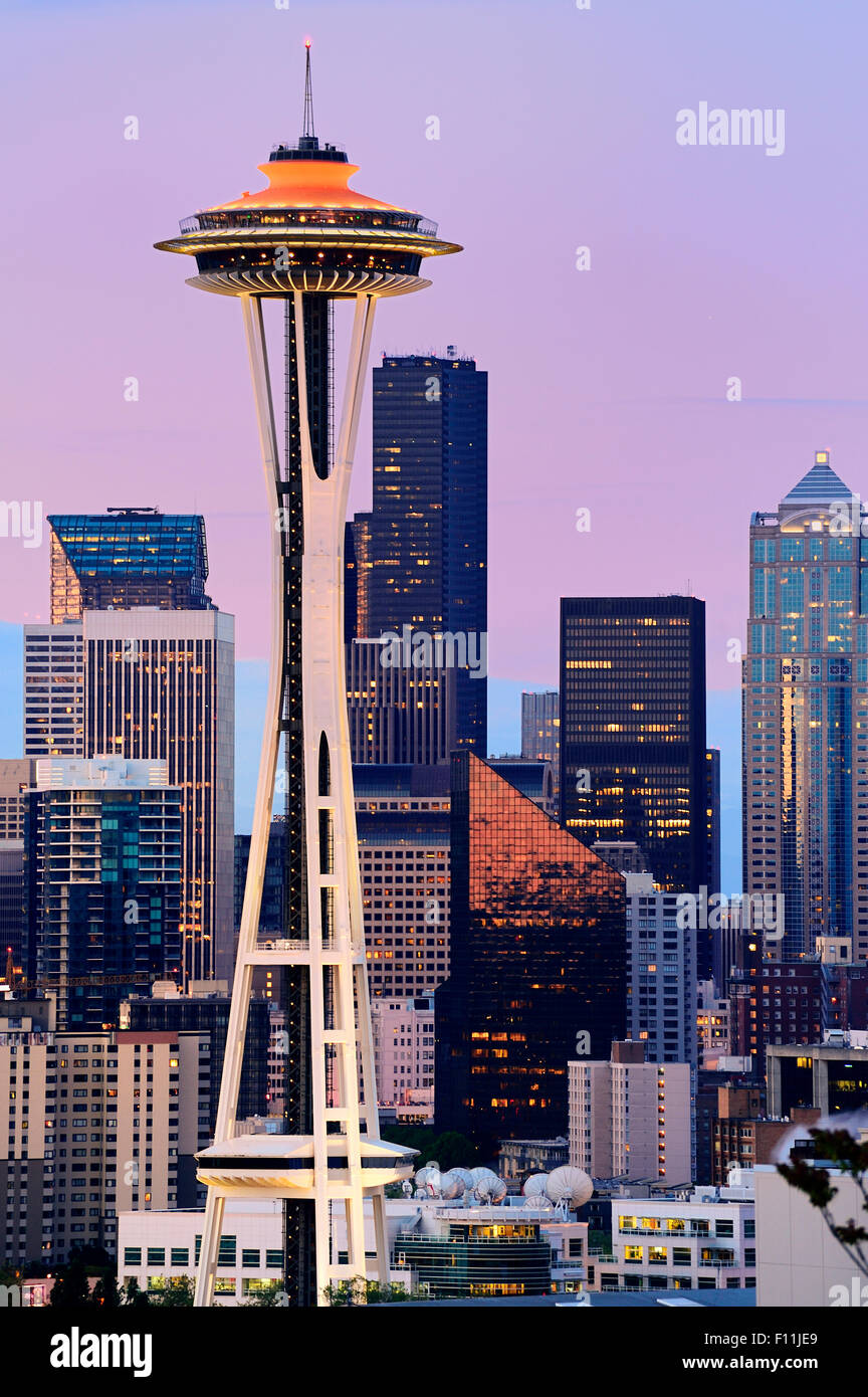 Space Needle und Hochhäuser in Seattle Stadt Skyline bei Sonnenuntergang, Washington, Vereinigte Staaten von Amerika Stockfoto