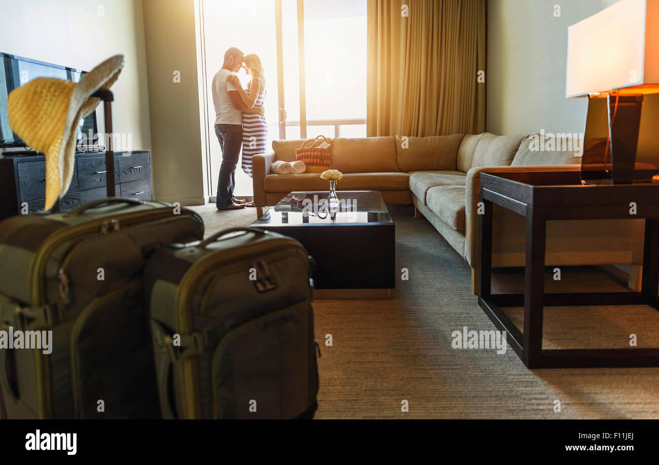 Paar umarmt in Hotelzimmer Stockfoto