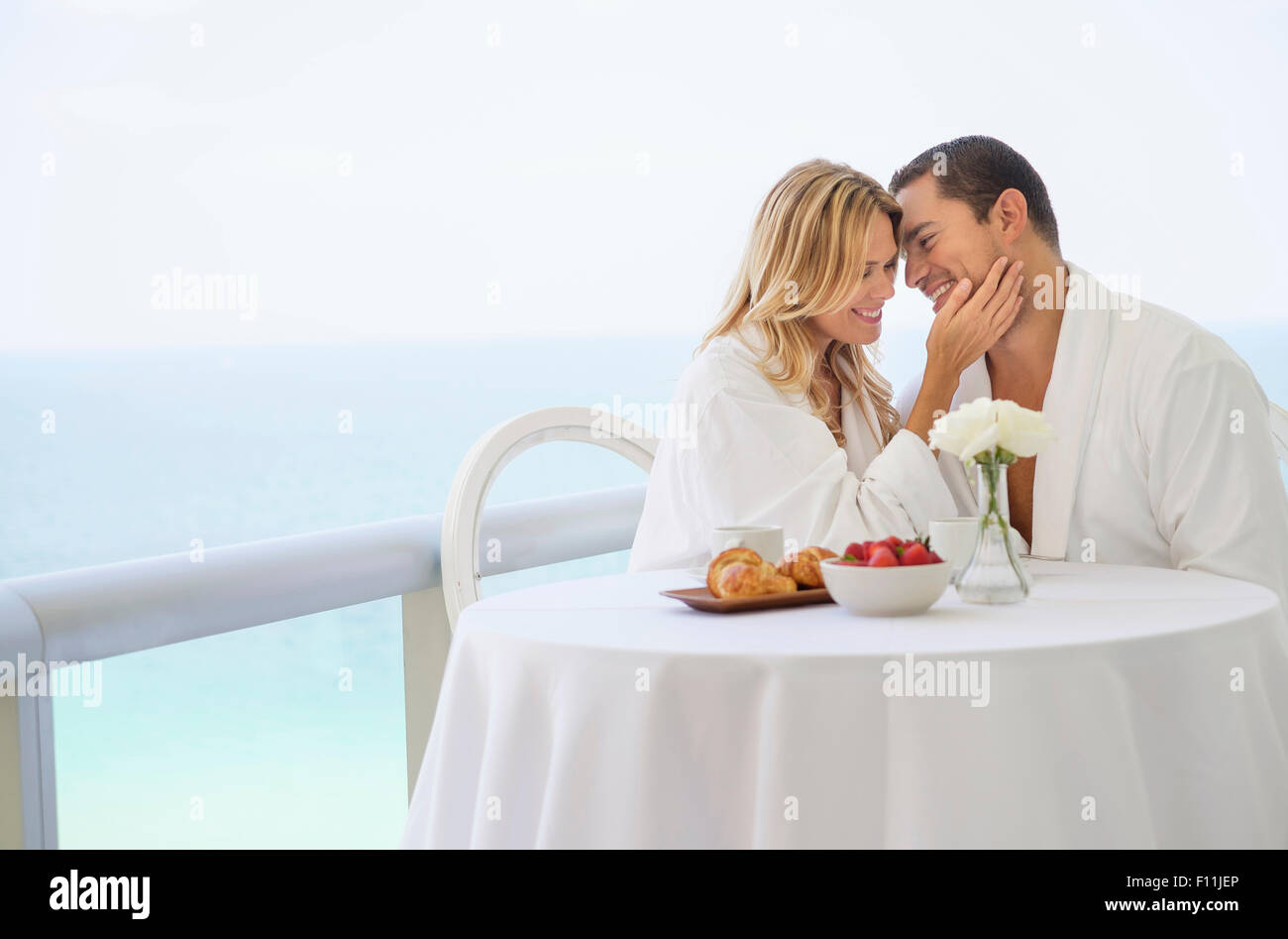 Paar beim Frühstück am Balkon Stockfoto