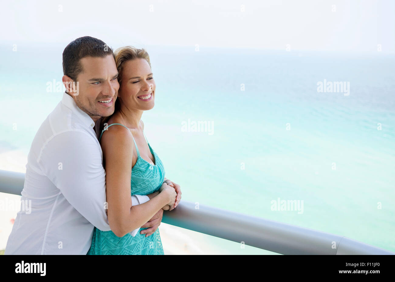 Paar umarmt auf Balkon Stockfoto