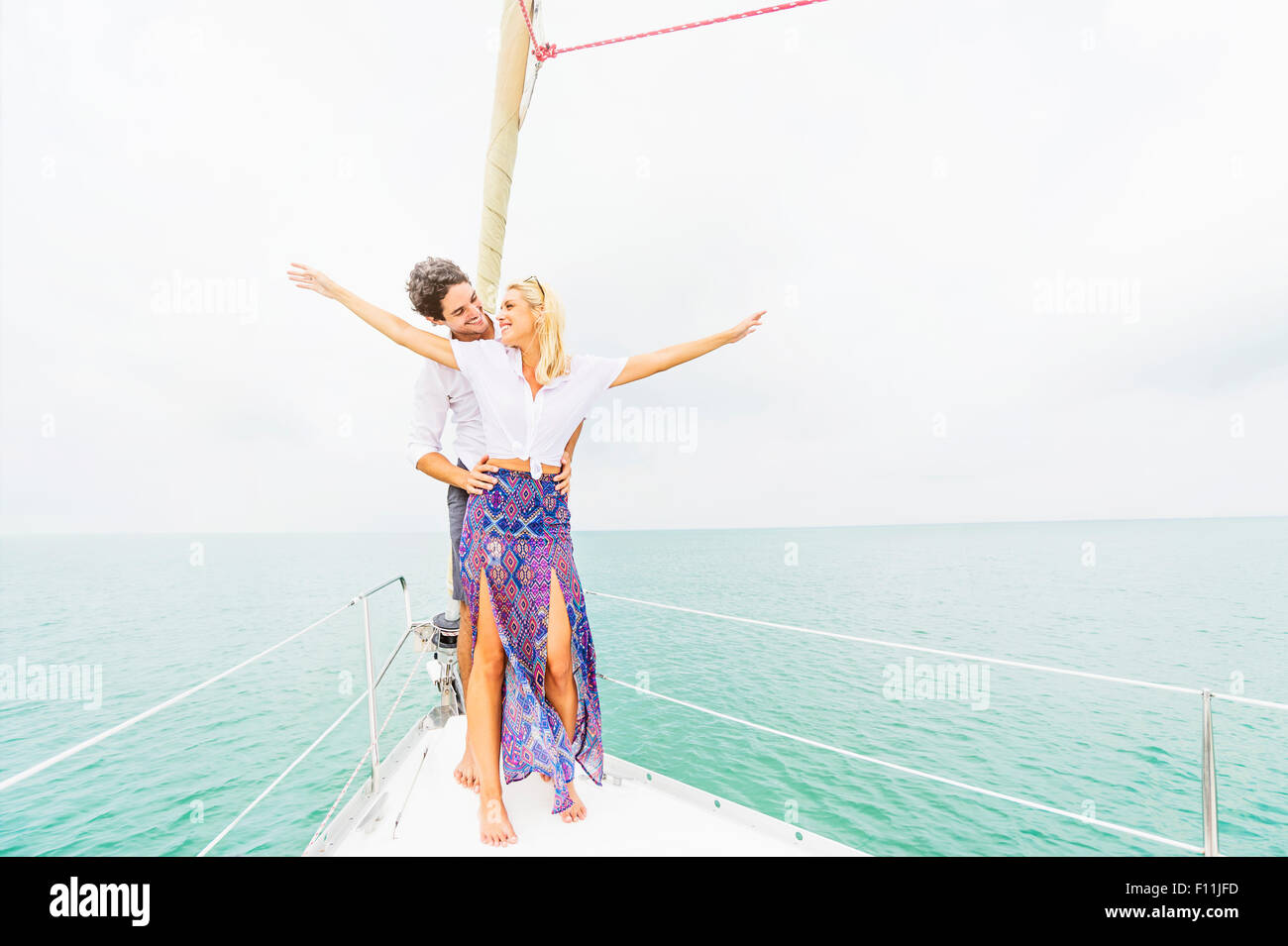Paar steht auf Deck Segelboot Stockfoto