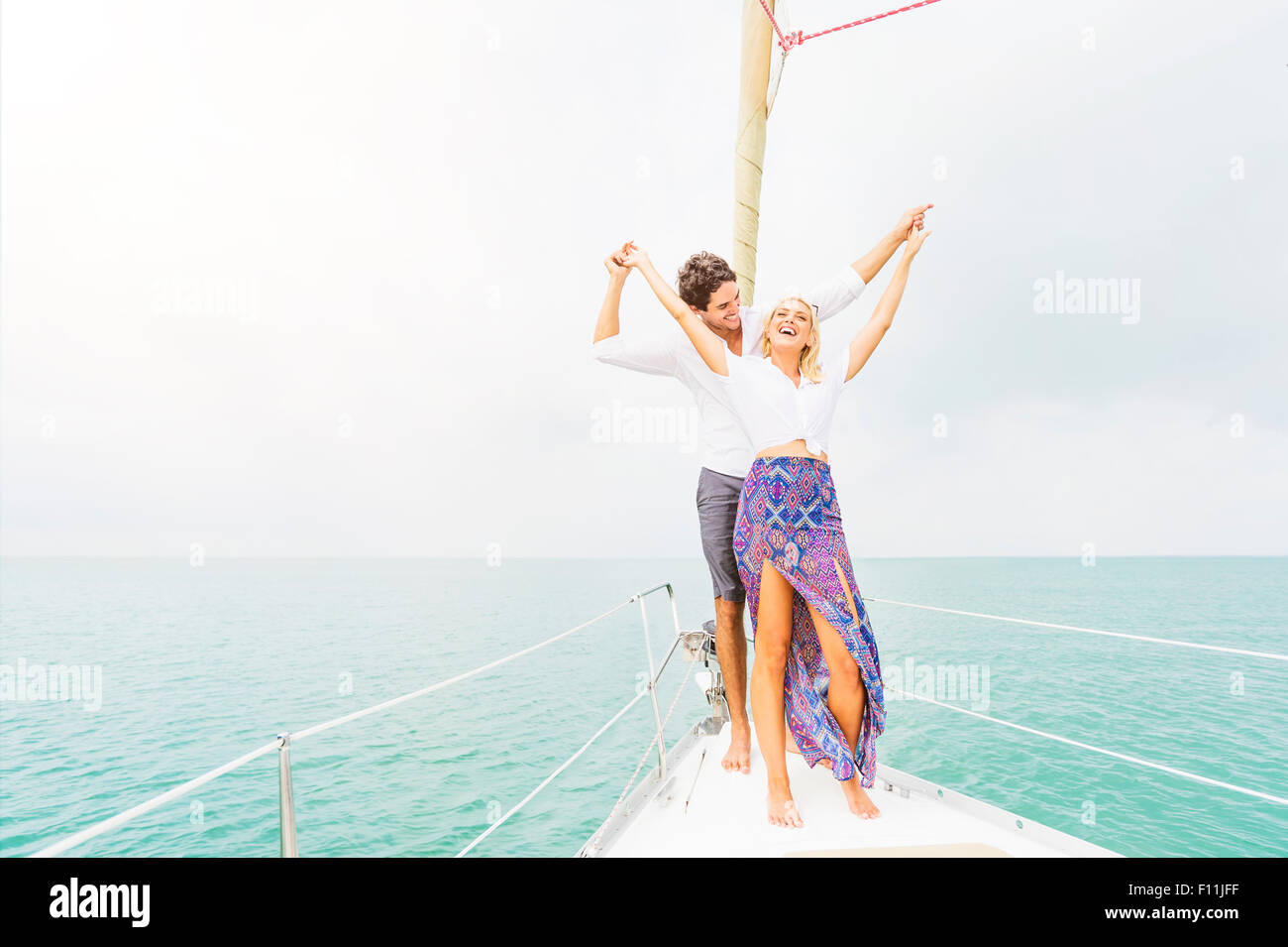 Paare tanzen auf dem Deck der Segelboot Stockfoto