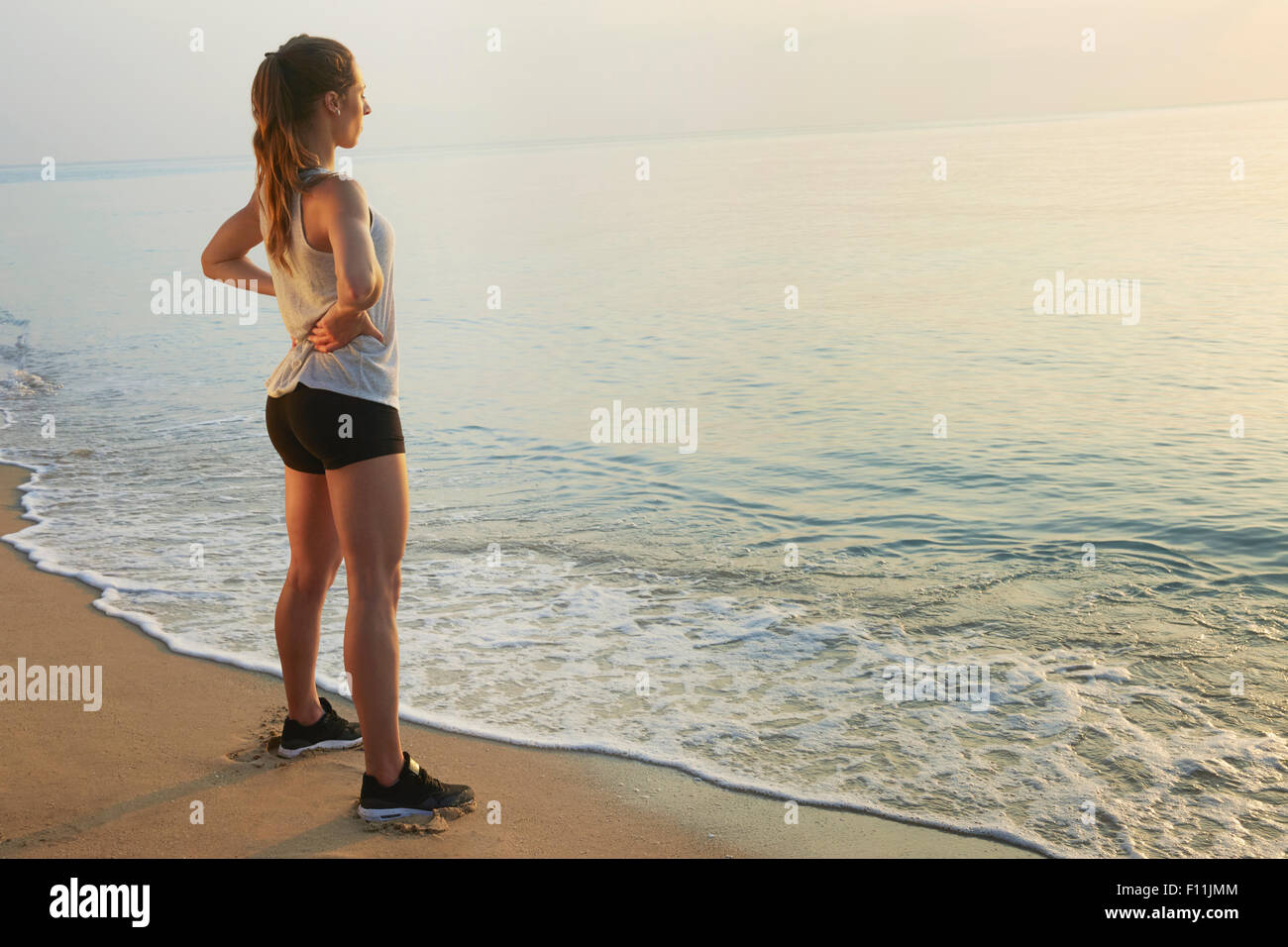 Athlet mit Blick auf Meer am Strand Stockfoto