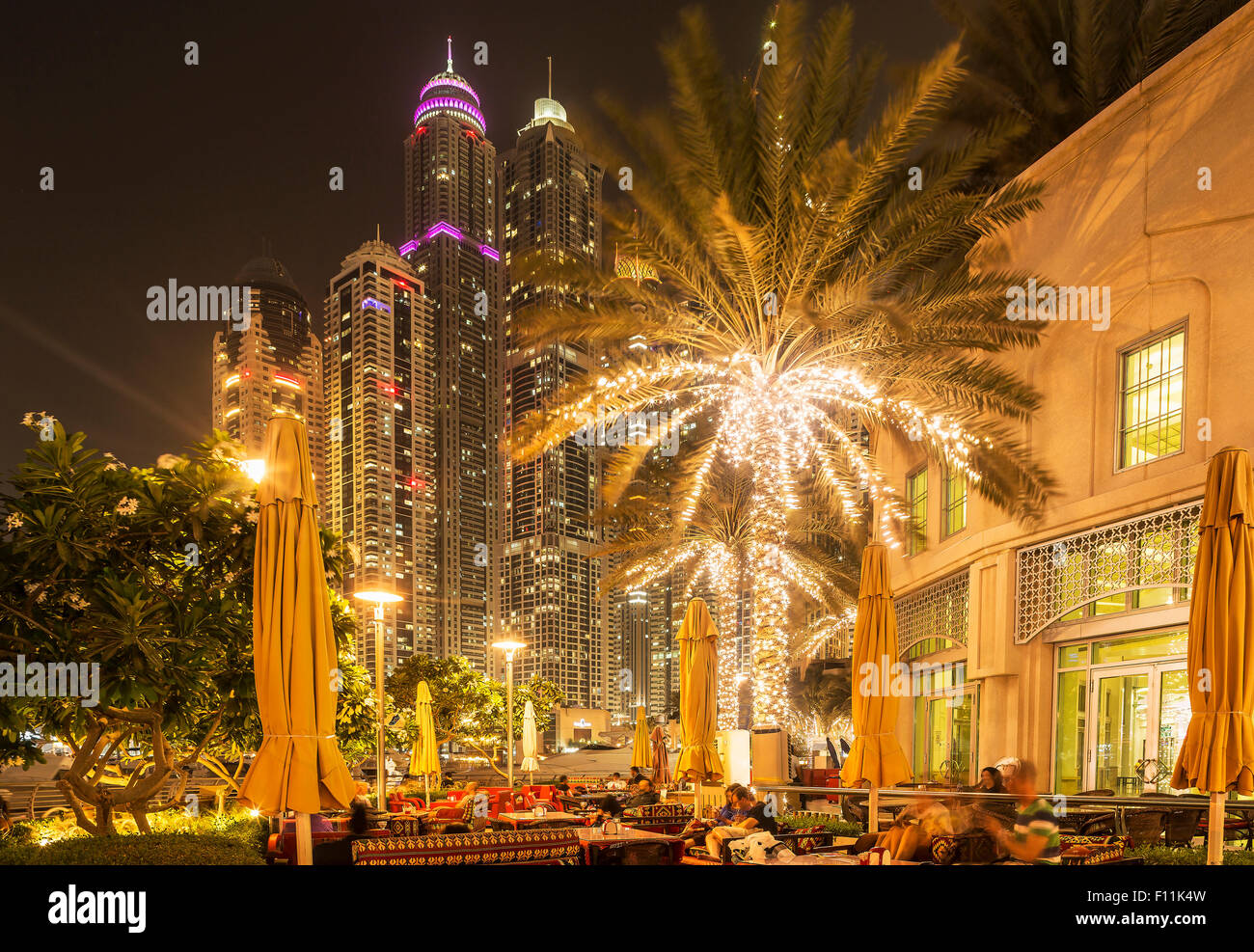 Beleuchteter Hochhäuser in Dubai Cityscape, Emirat Dubai, Vereinigte Arabische Emirate Stockfoto