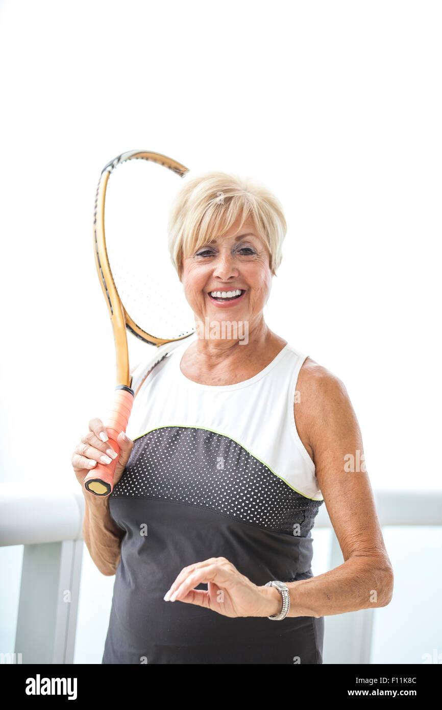 Ältere Frau kaukasischen holding Tennisschläger auf Balkon Stockfoto