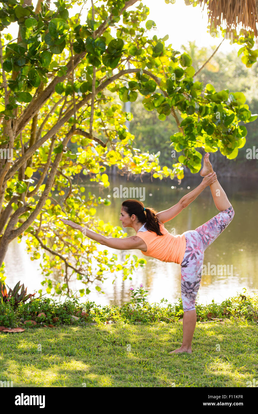 Hispanic Frau praktizieren Yoga im park Stockfoto