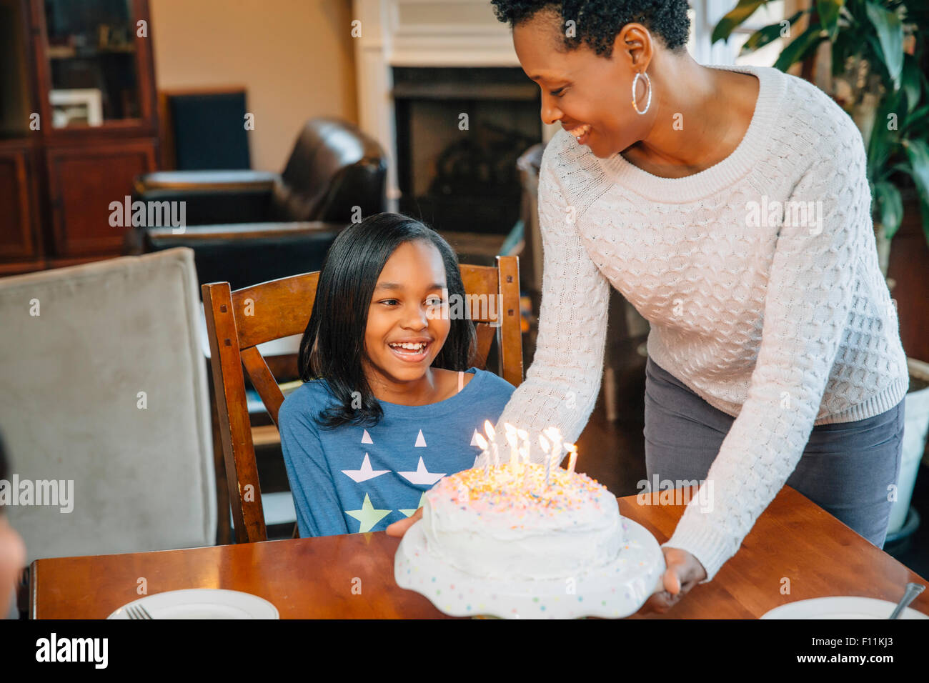 Schwarzen Mutter und Tochter feiert Geburtstag Stockfoto