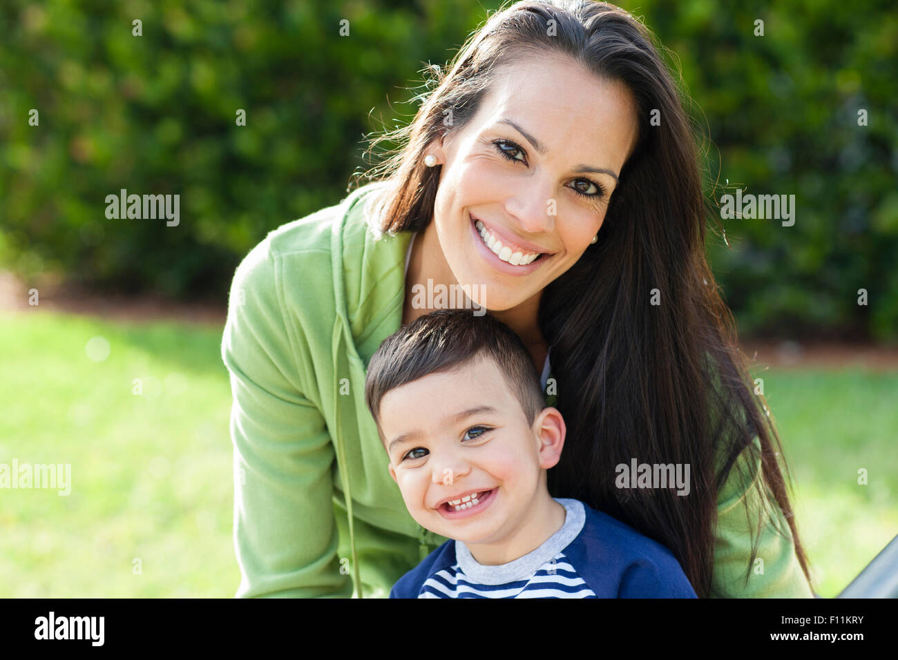 Hispanische Mutter und Sohn lächelnd im freien Stockfoto