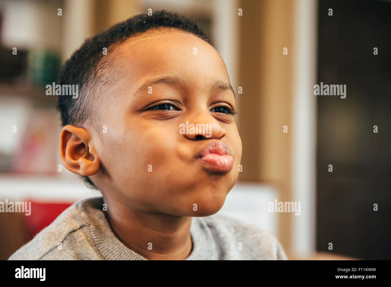 Nahaufnahme eines schwarzen Jungen Grimasse Stockfoto