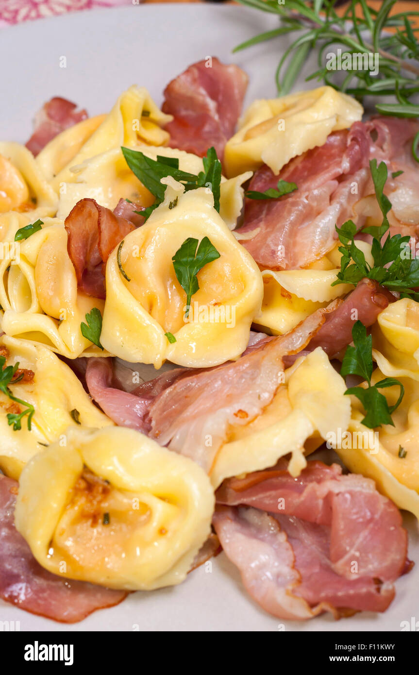 Tortellini mit Rosmarin-Butter und italienischer Schinken Stockfoto