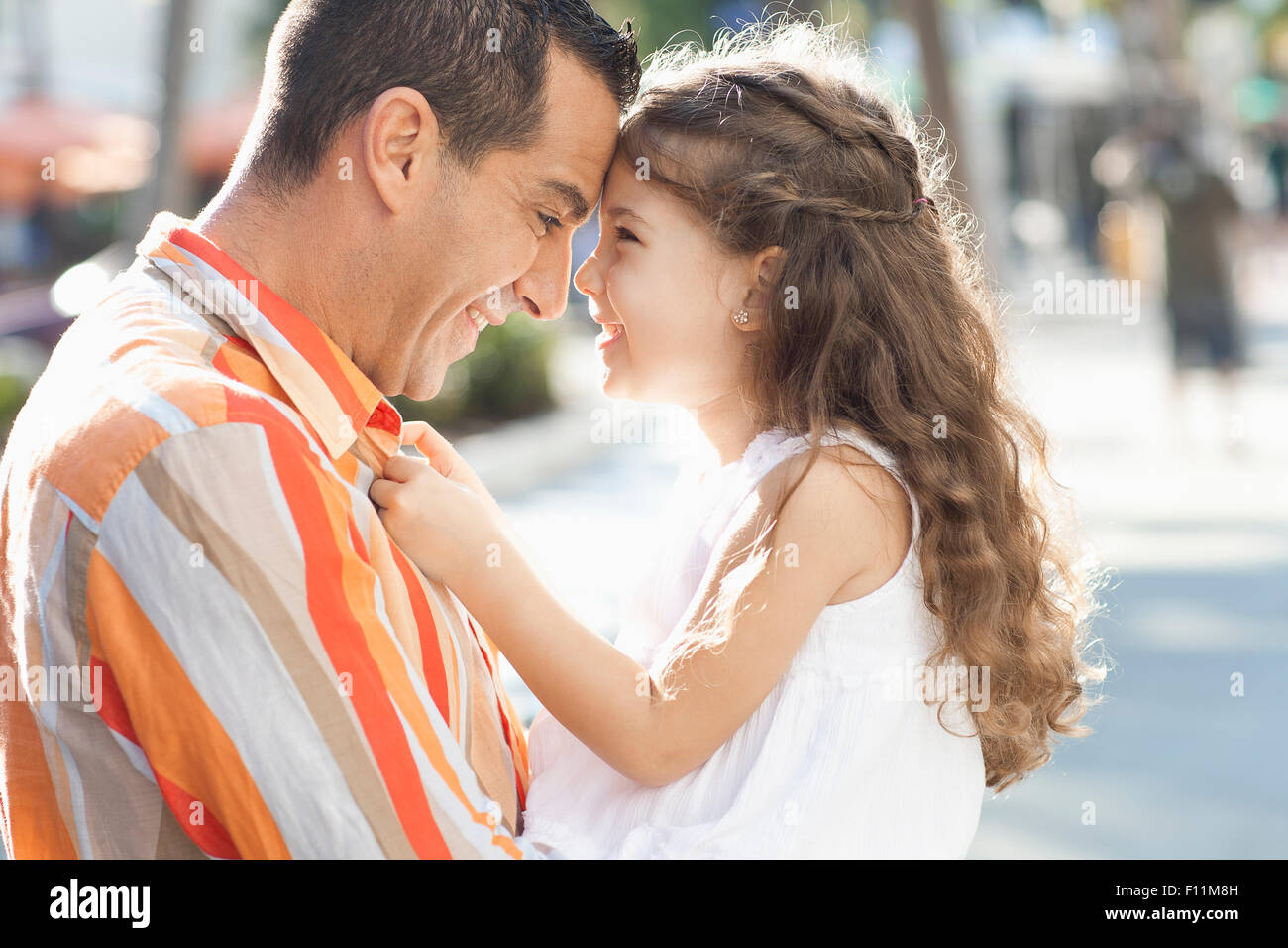 Close up Portrait of Hispanic Vater und Tochter, die Stirn zu berühren Stockfoto