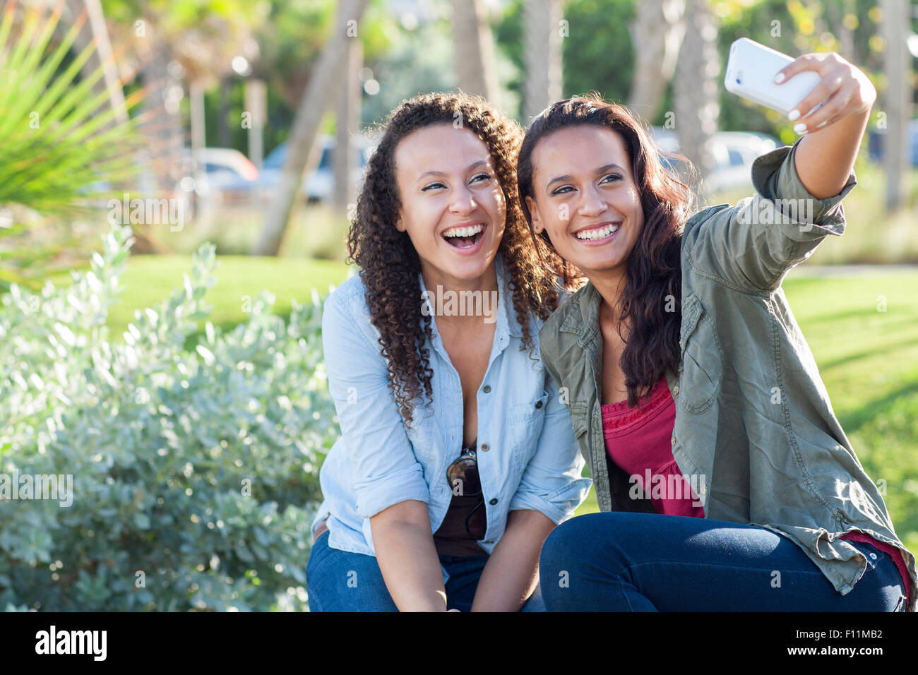 Lächelnde Frauen, die die Selfie im park Stockfoto