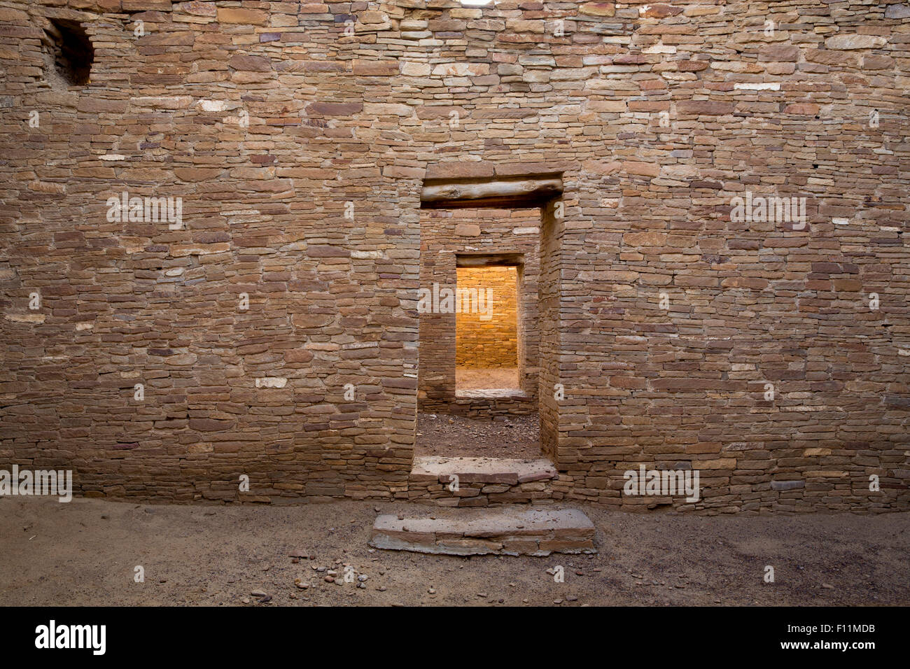 Pueblo Bonito Türen und Steinmauern, Chaco Canyon Historical Park, New Mexico, Vereinigte Staaten Stockfoto