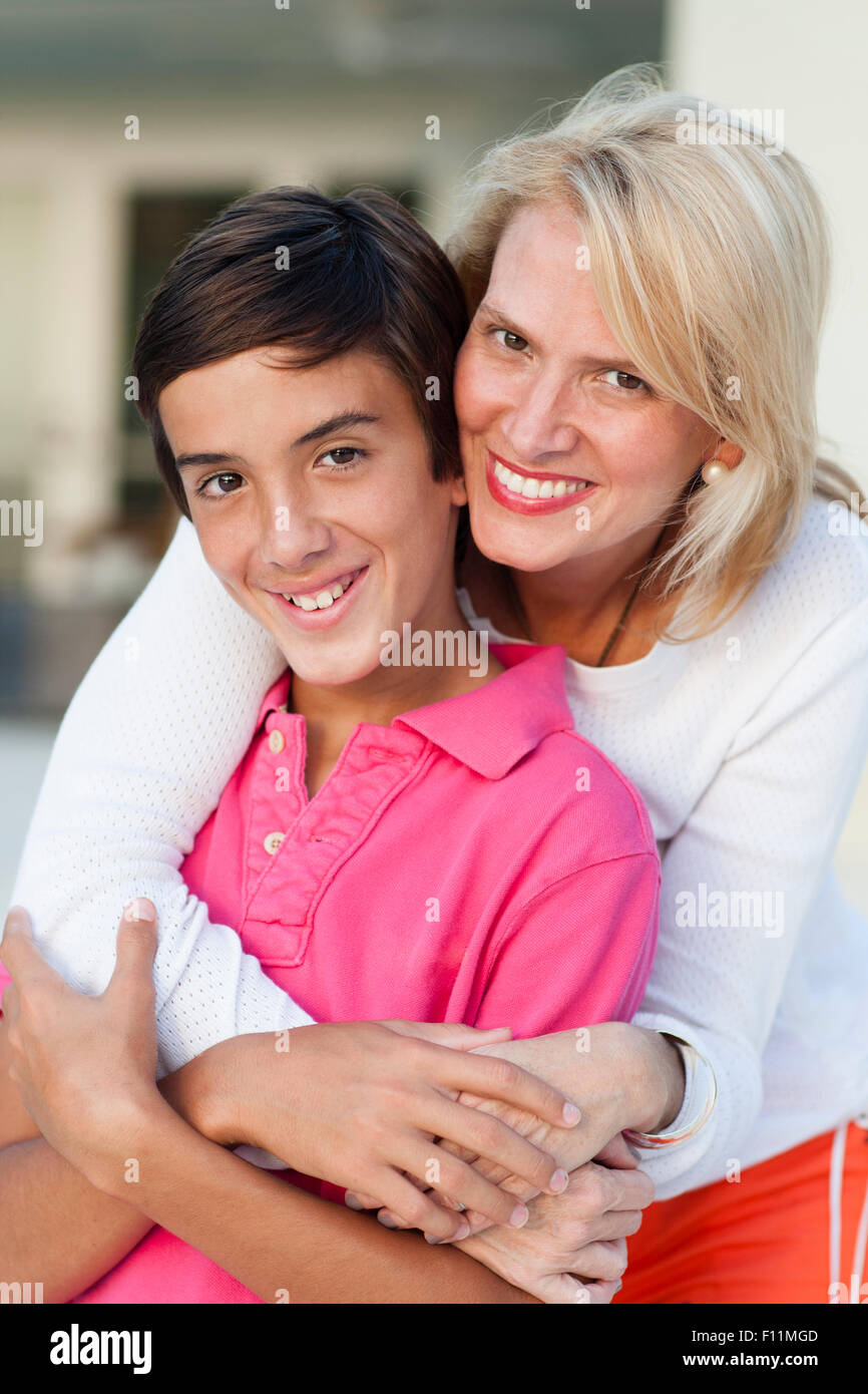 Lächelnde Mutter und Sohn umarmt im freien Stockfoto