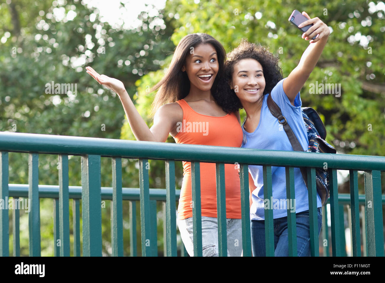 Schwarze Frauen, die die Selfie auf Gehweg im freien Stockfoto