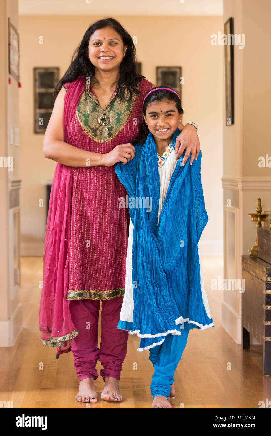 Indische Mutter und Tochter tragen traditionelle Kleider Stockfoto