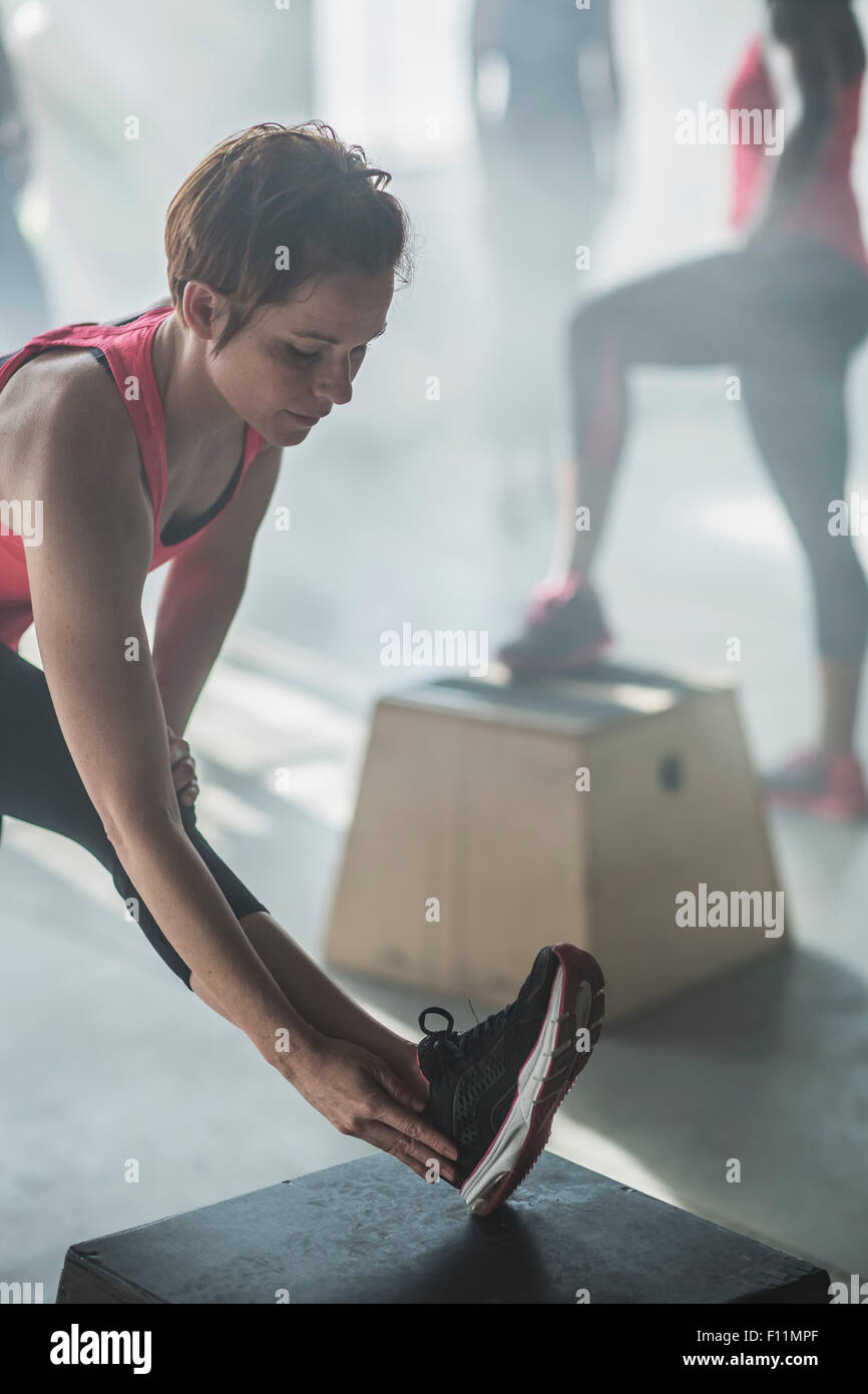 Sportler, die Dehnung Bein im Fitness-Studio Stockfoto