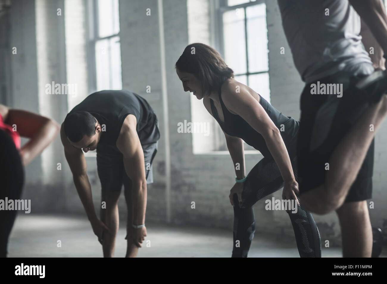 Athleten, die Dehnung der Beine im Fitness-Studio Stockfoto