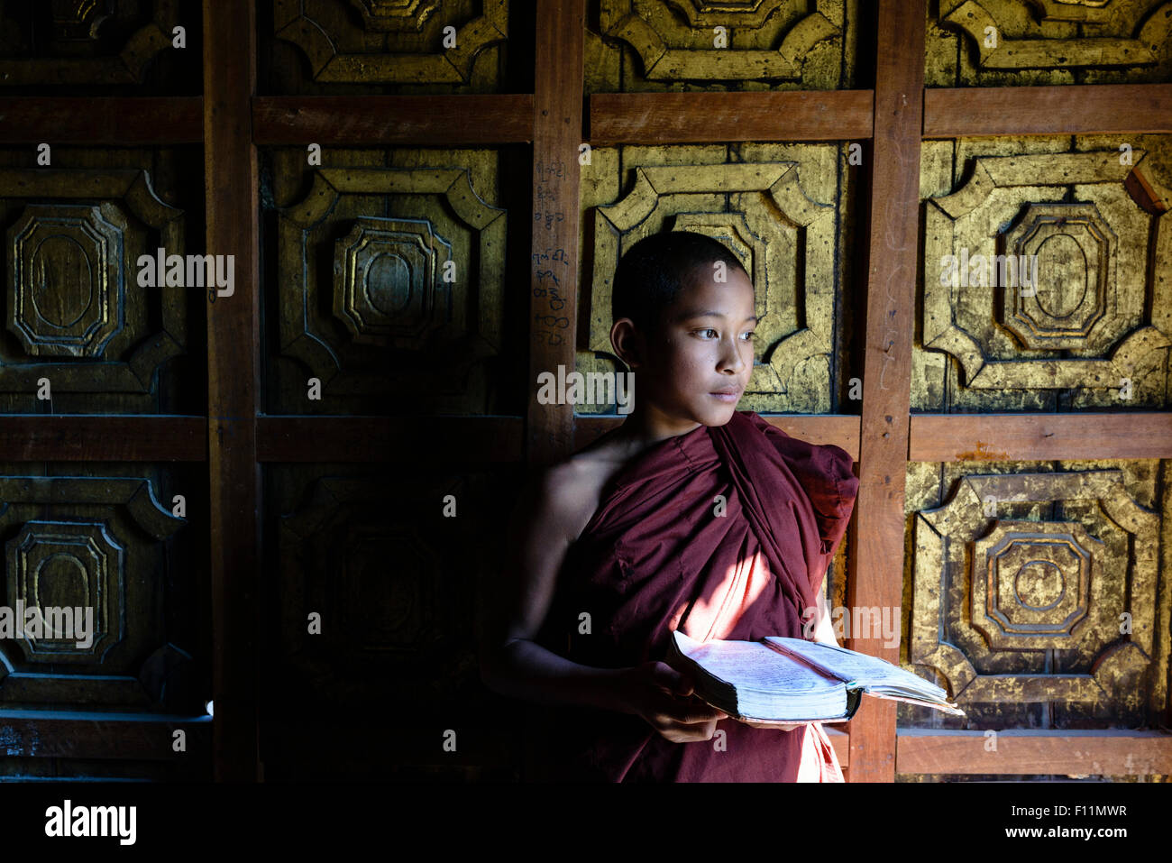 Asiatische Mönch in der Ausbildung-Holding-Buch im Tempel Stockfoto