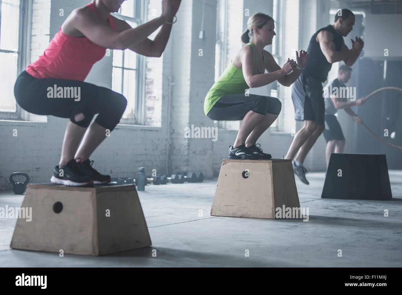 Athleten, die auf Plattformen im Fitness-Studio Stockfoto