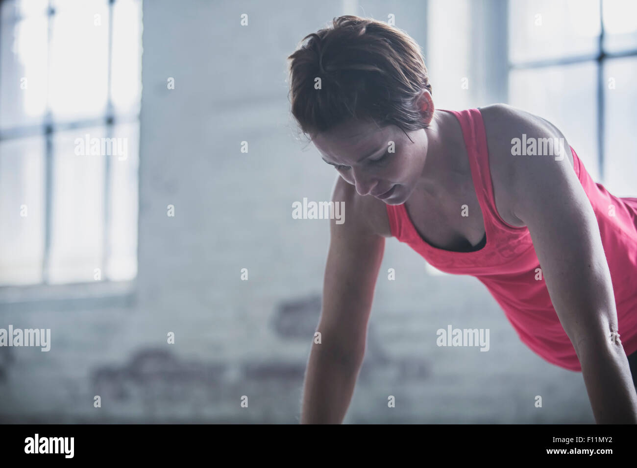 Athlet doing Push-ups Stockfoto