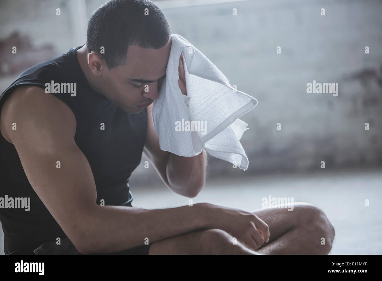 Sportler Schwitzen mit Tuch abwischen Stockfoto