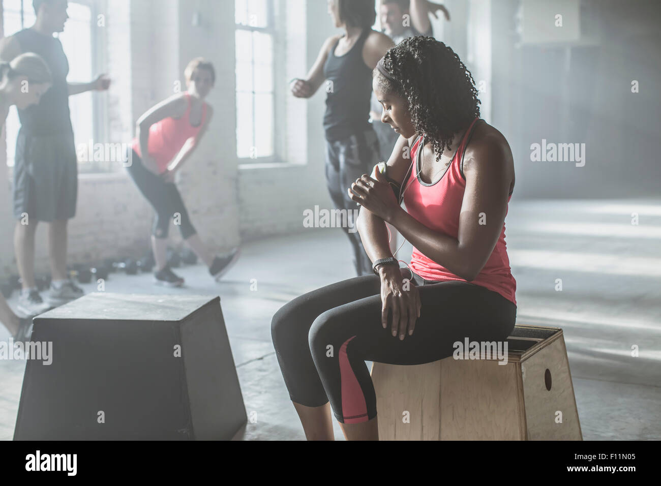 Athlet, anhören von MP3-Player im Fitness-Studio Stockfoto