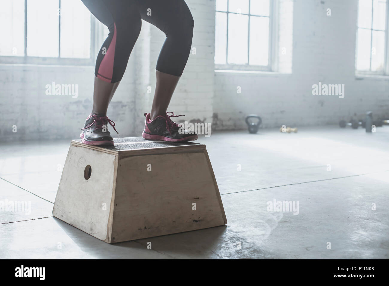 Sportler, die springen auf die Plattform im Fitness-Studio Stockfoto